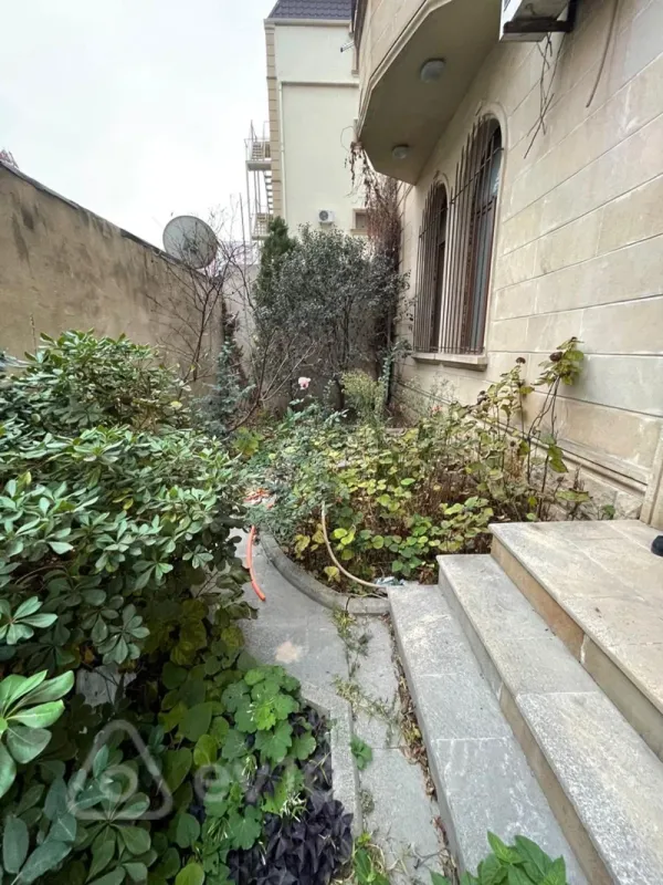 Kirayə verilir 14 otaqlı həyət evi 800 m²