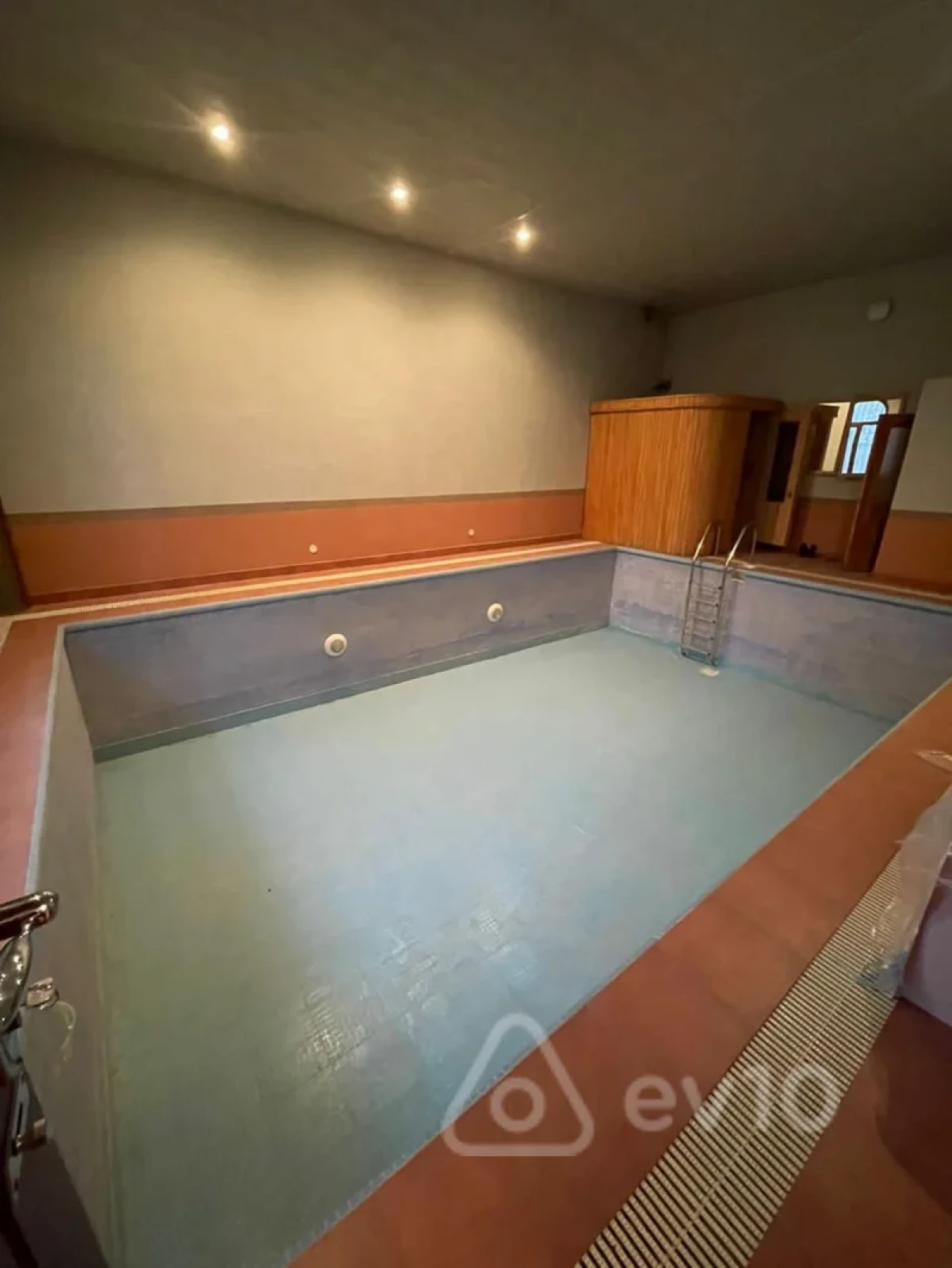 Kirayə verilir 14 otaqlı həyət evi 800 m²