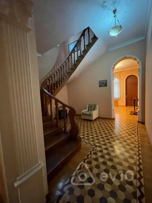 Kirayə verilir 14 otaqlı həyət evi 800 m²