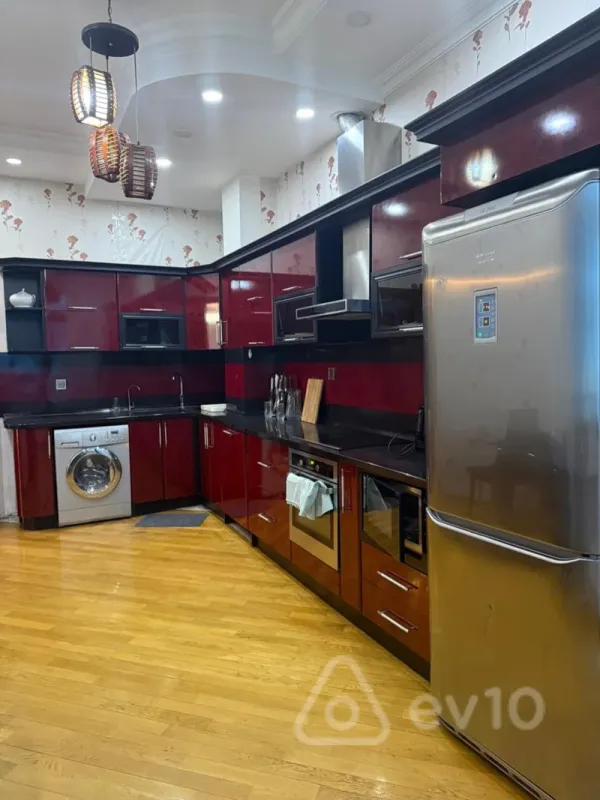 Kirayə verilir 4 otaqlı yeni tikili 185 m²