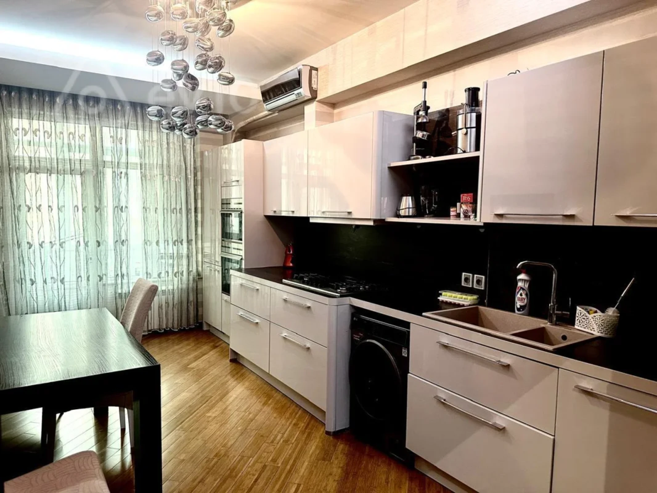 Satılır 3 otaqlı yeni tikili 170 m²