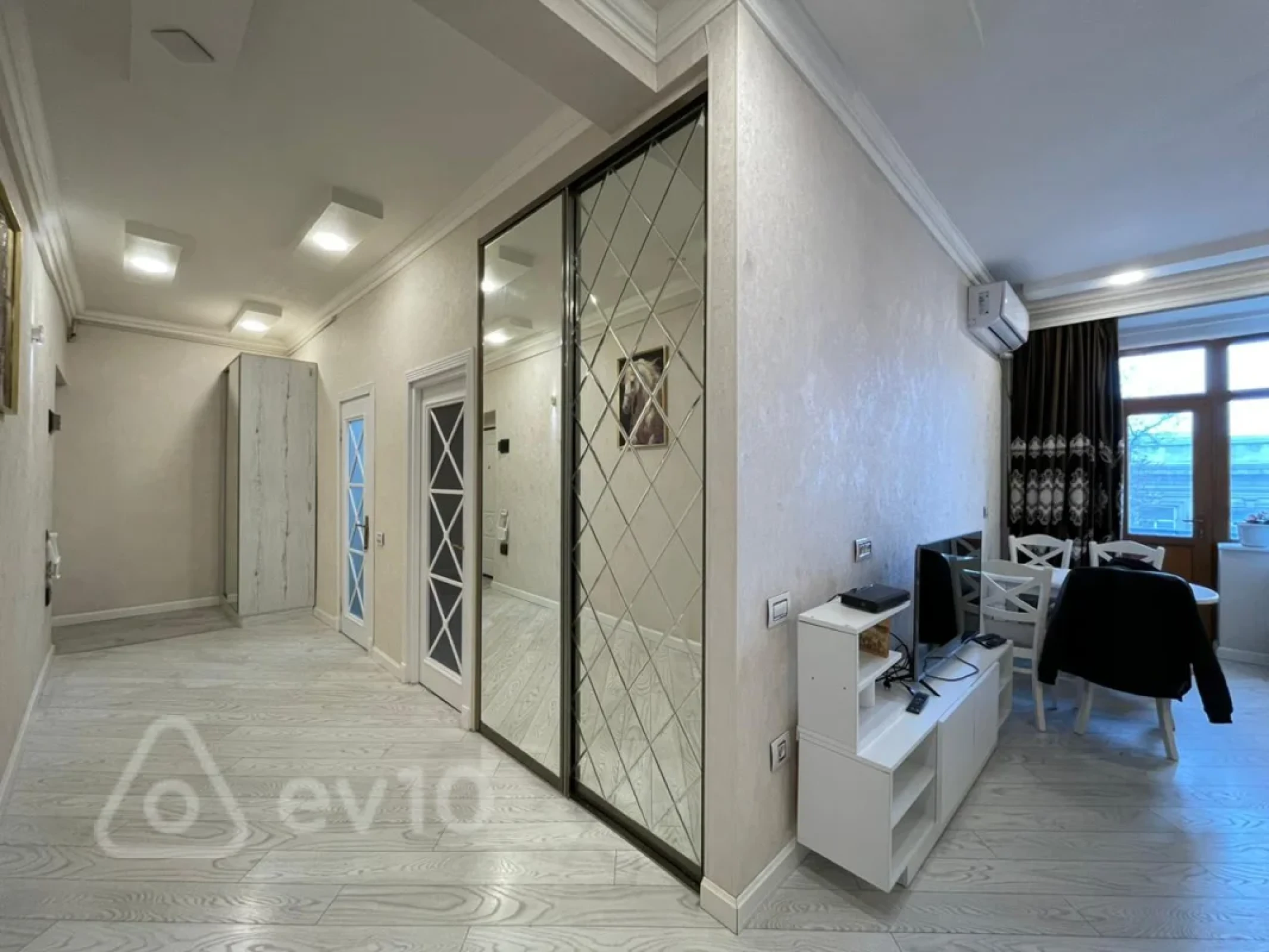 Satılır 2 otaqlı köhnə tikili 53 m²