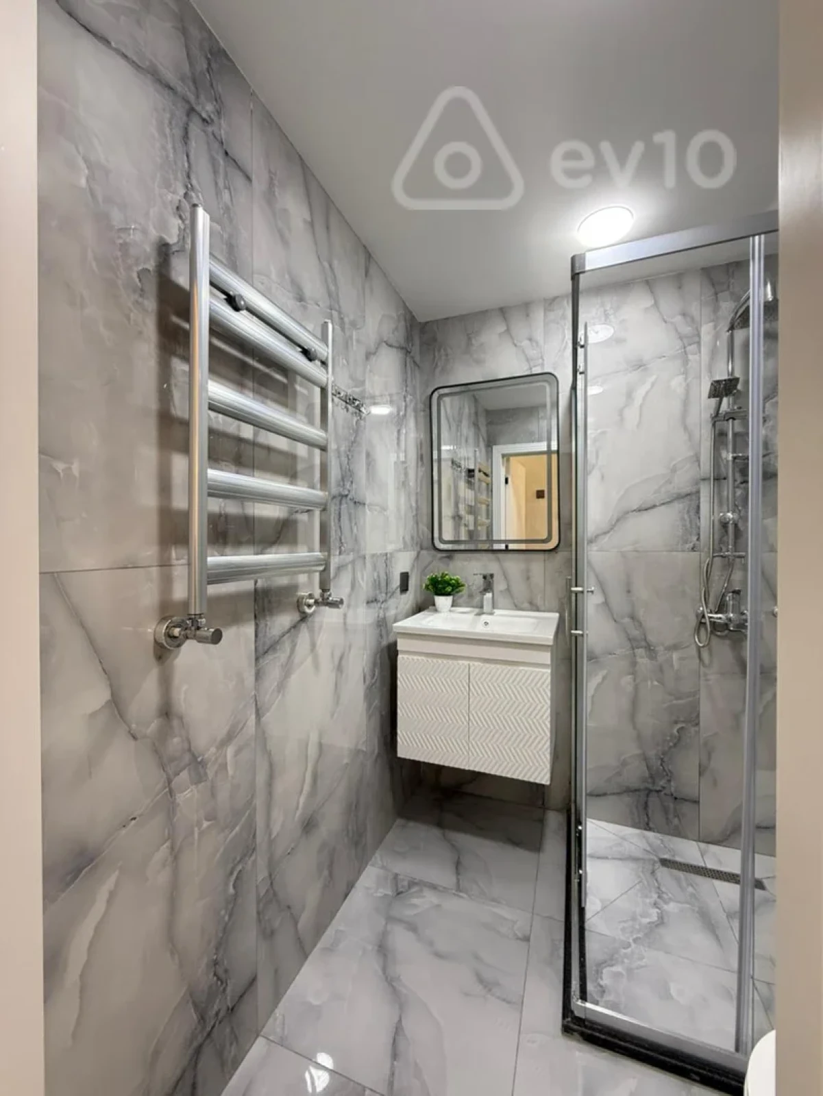 Satılır 2 otaqlı köhnə tikili 60 m²