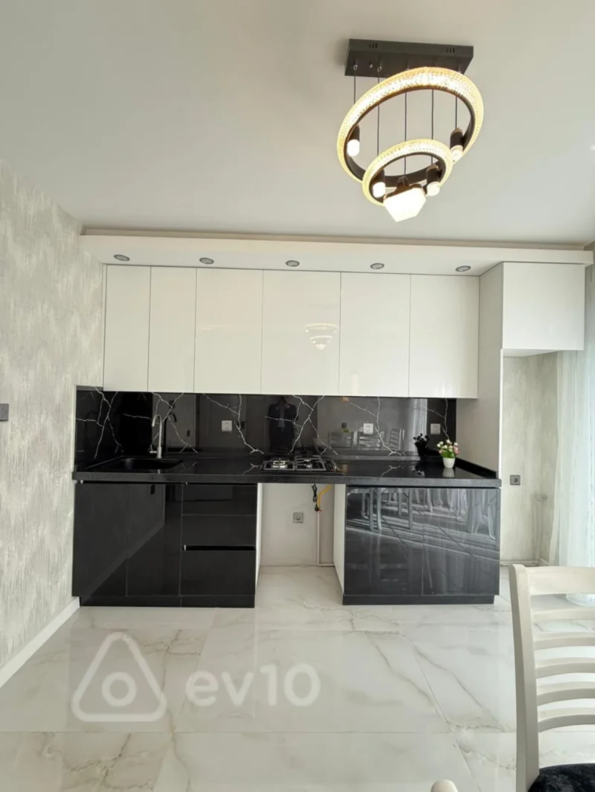 Satılır 2 otaqlı köhnə tikili 60 m²
