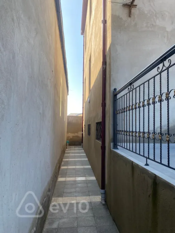 Satılır 6 otaqlı həyət evi 300 m²