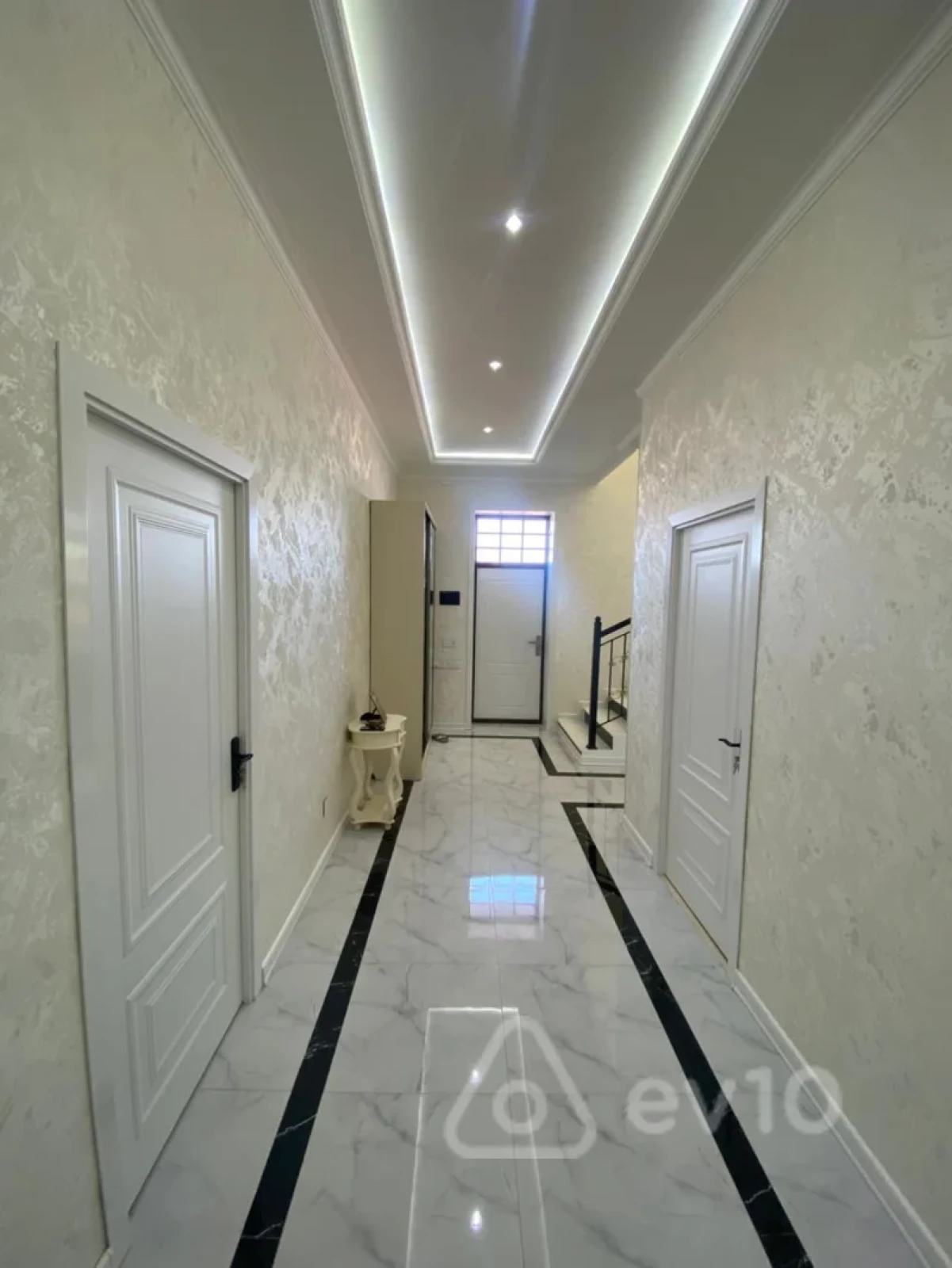 Satılır 6 otaqlı həyət evi 300 m²