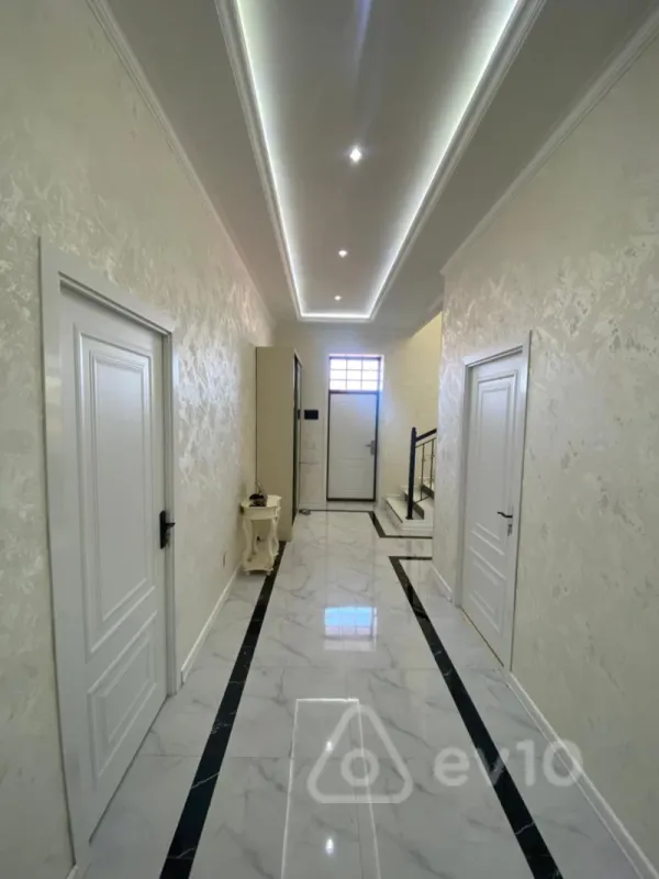 Satılır 6 otaqlı həyət evi 300 m²