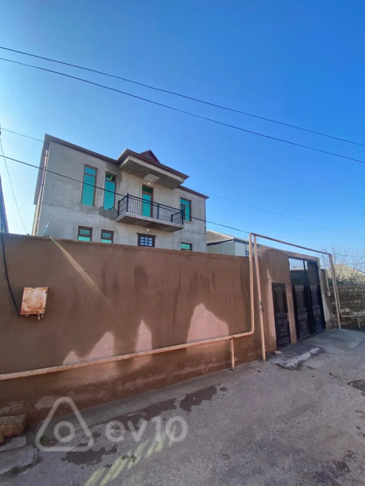 Satılır 6 otaqlı həyət evi 300 m²