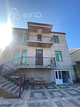 Satılır 6 otaqlı həyət evi 300 m²