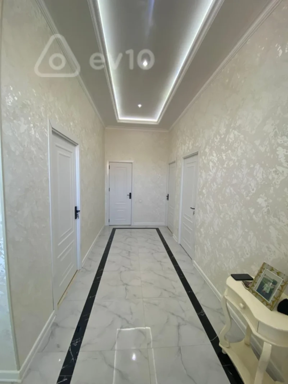 Satılır 6 otaqlı həyət evi 300 m²