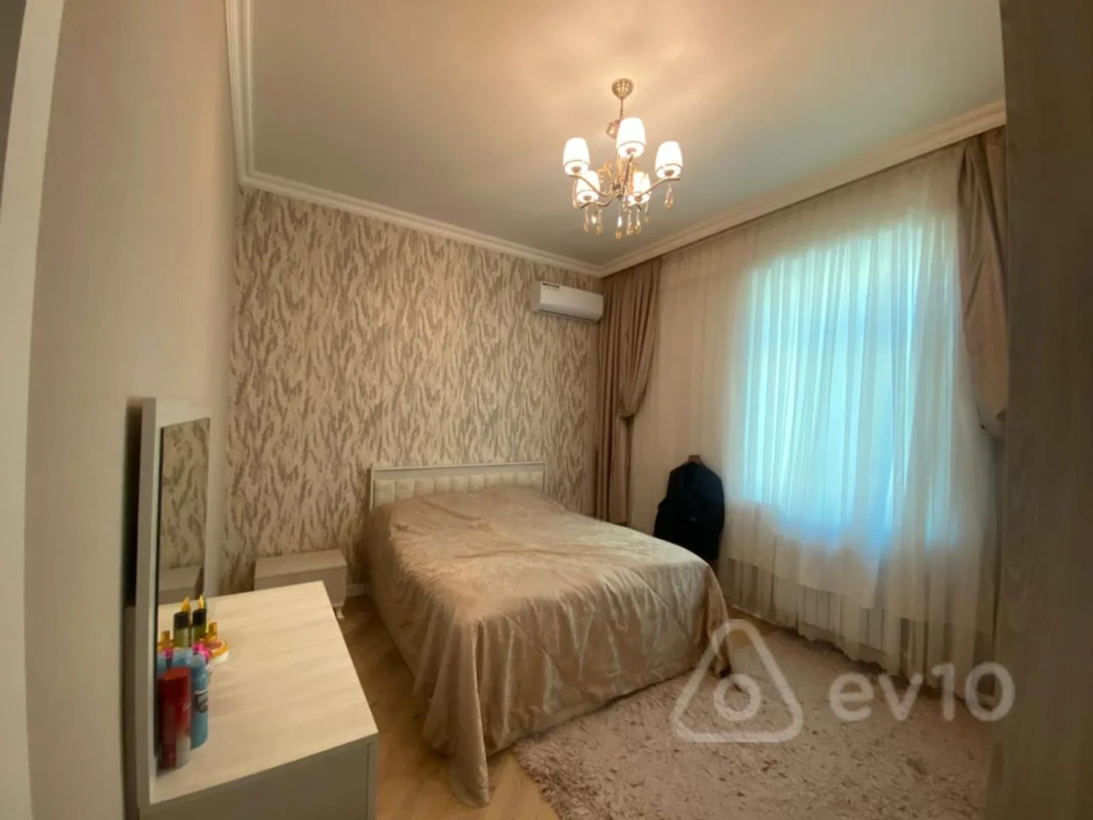 Satılır 6 otaqlı həyət evi 300 m²