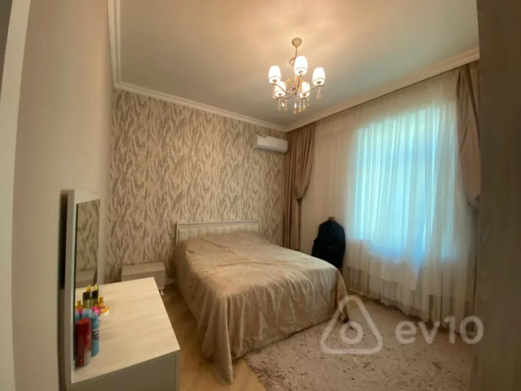 Satılır 6 otaqlı həyət evi 300 m²