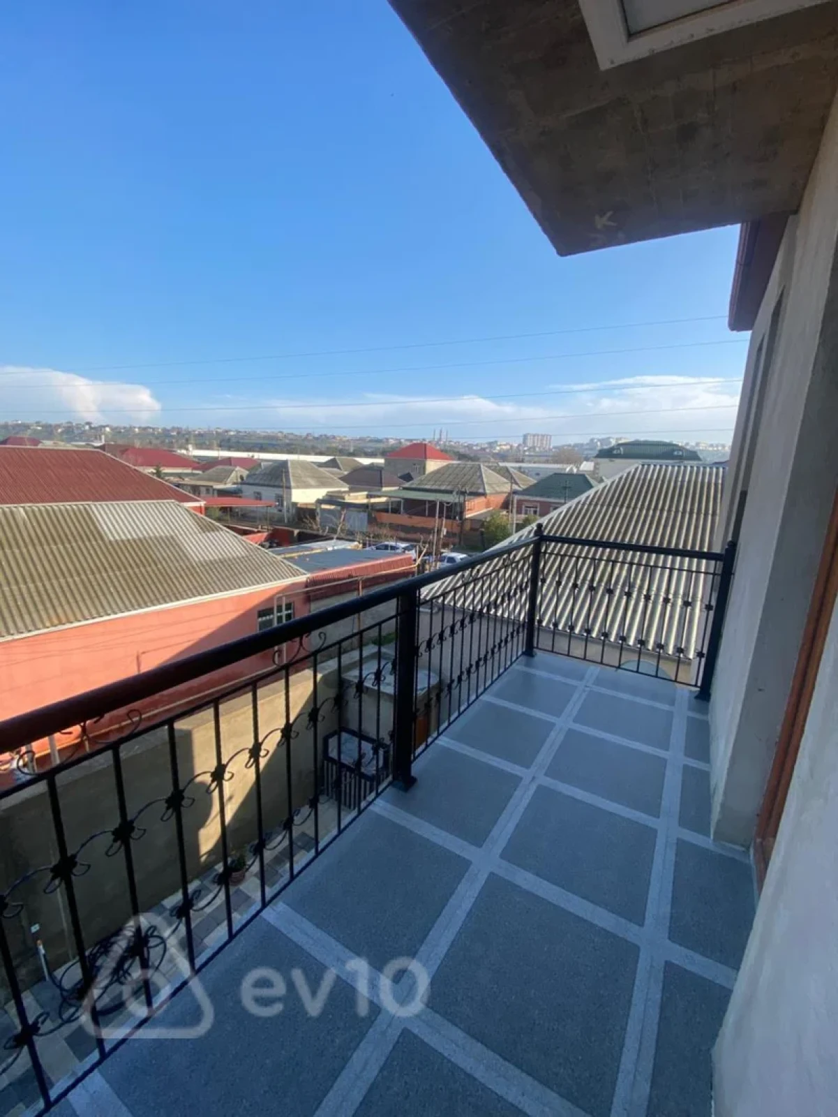 Satılır 6 otaqlı həyət evi 300 m²