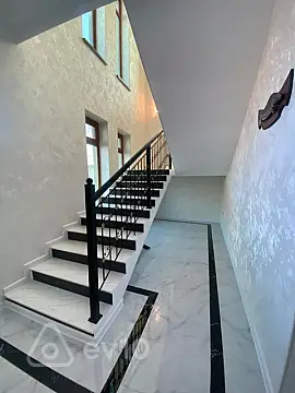 Satılır 6 otaqlı həyət evi 300 m²