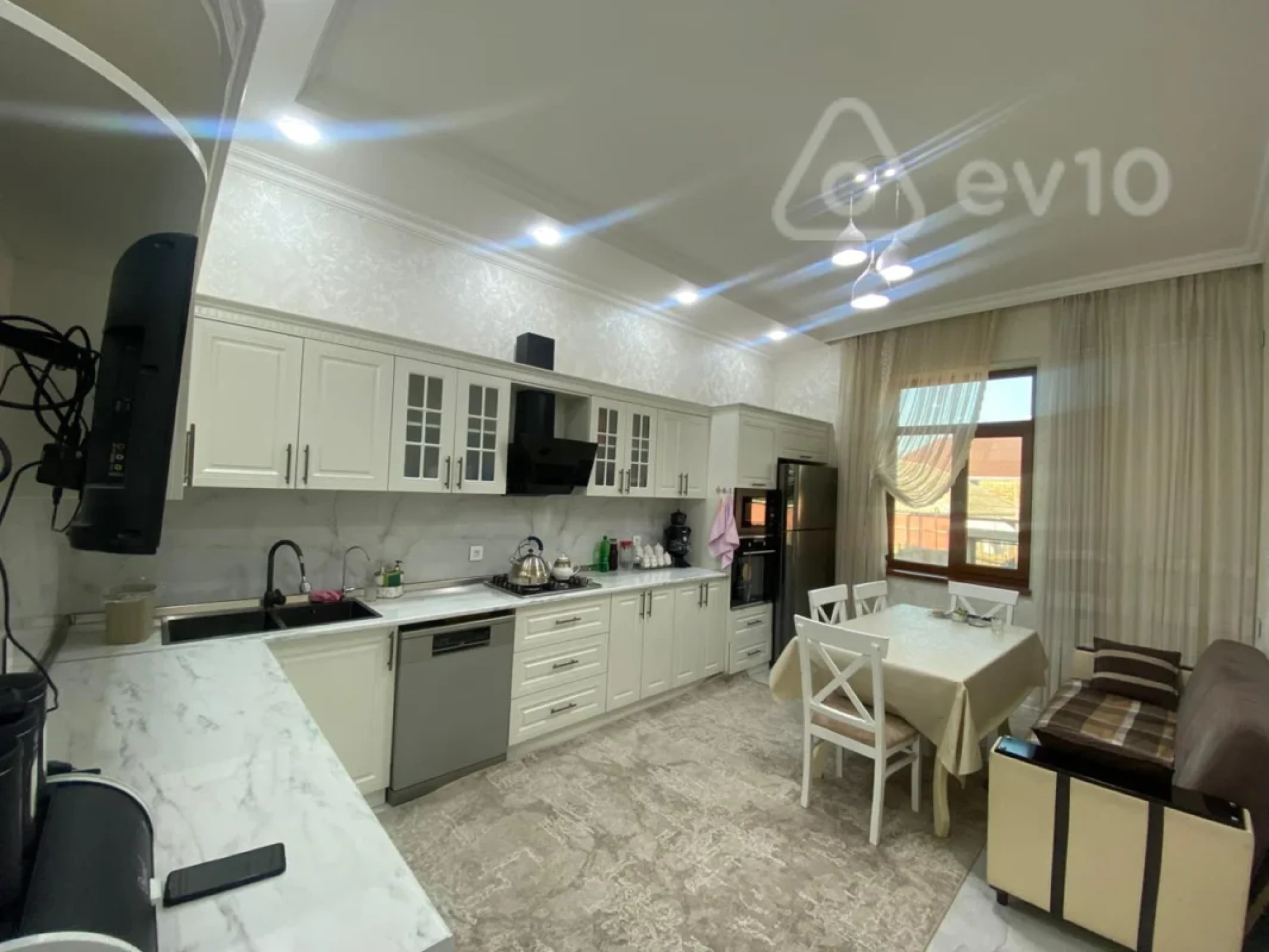 Satılır 6 otaqlı həyət evi 300 m²