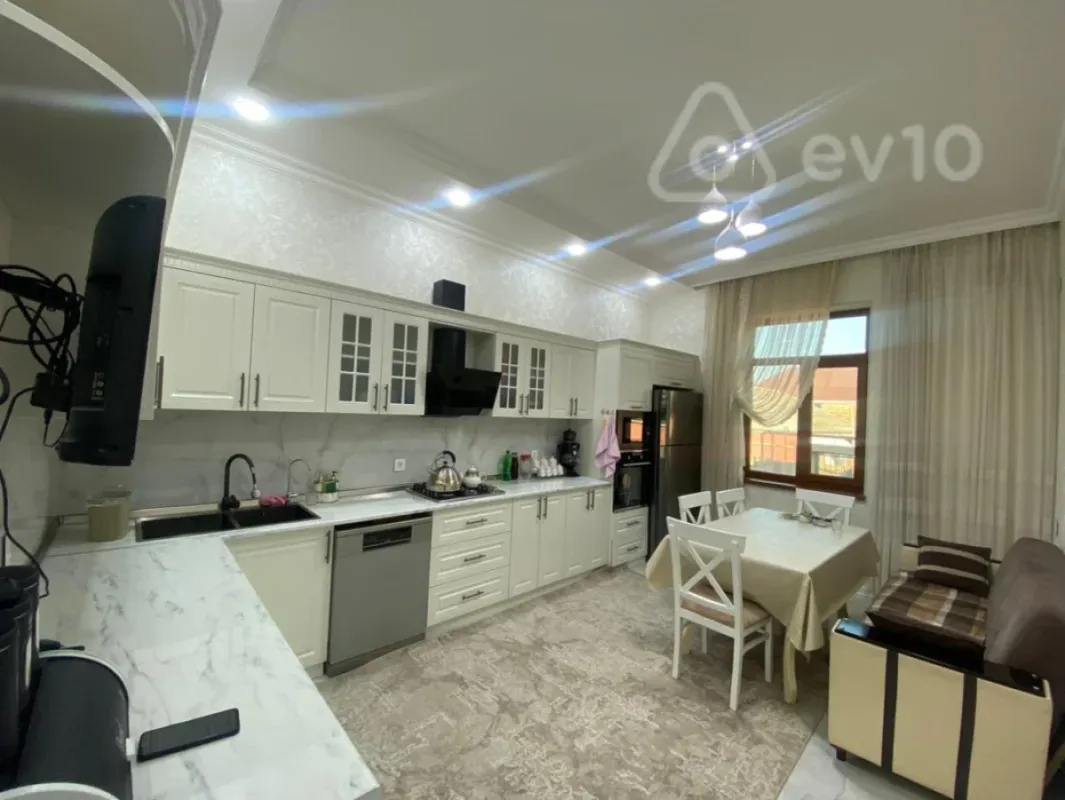Satılır 6 otaqlı həyət evi 300 m²