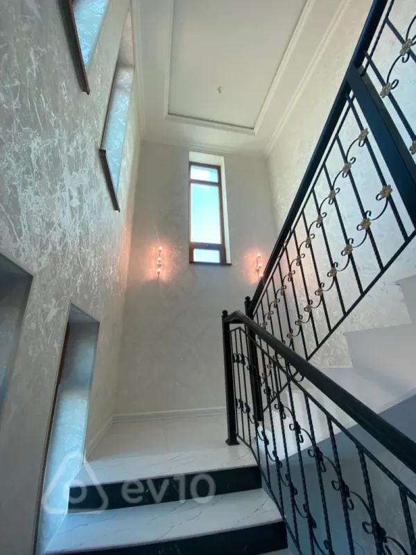 Satılır 6 otaqlı həyət evi 300 m²