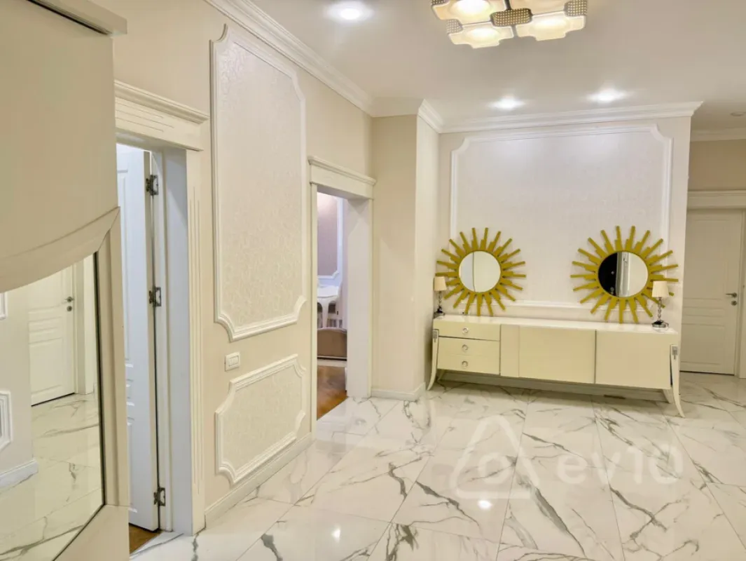 Kirayə verilir 4 otaqlı yeni tikili 193 m²