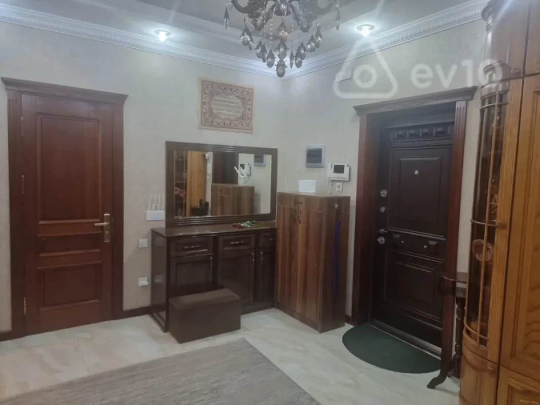 Kirayə verilir 4 otaqlı yeni tikili 135 m²