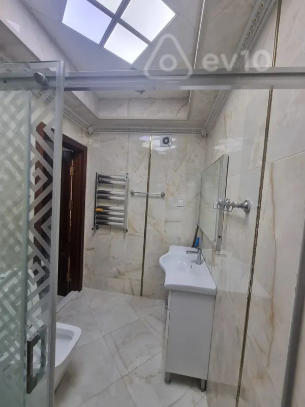 Kirayə verilir 4 otaqlı yeni tikili 135 m²