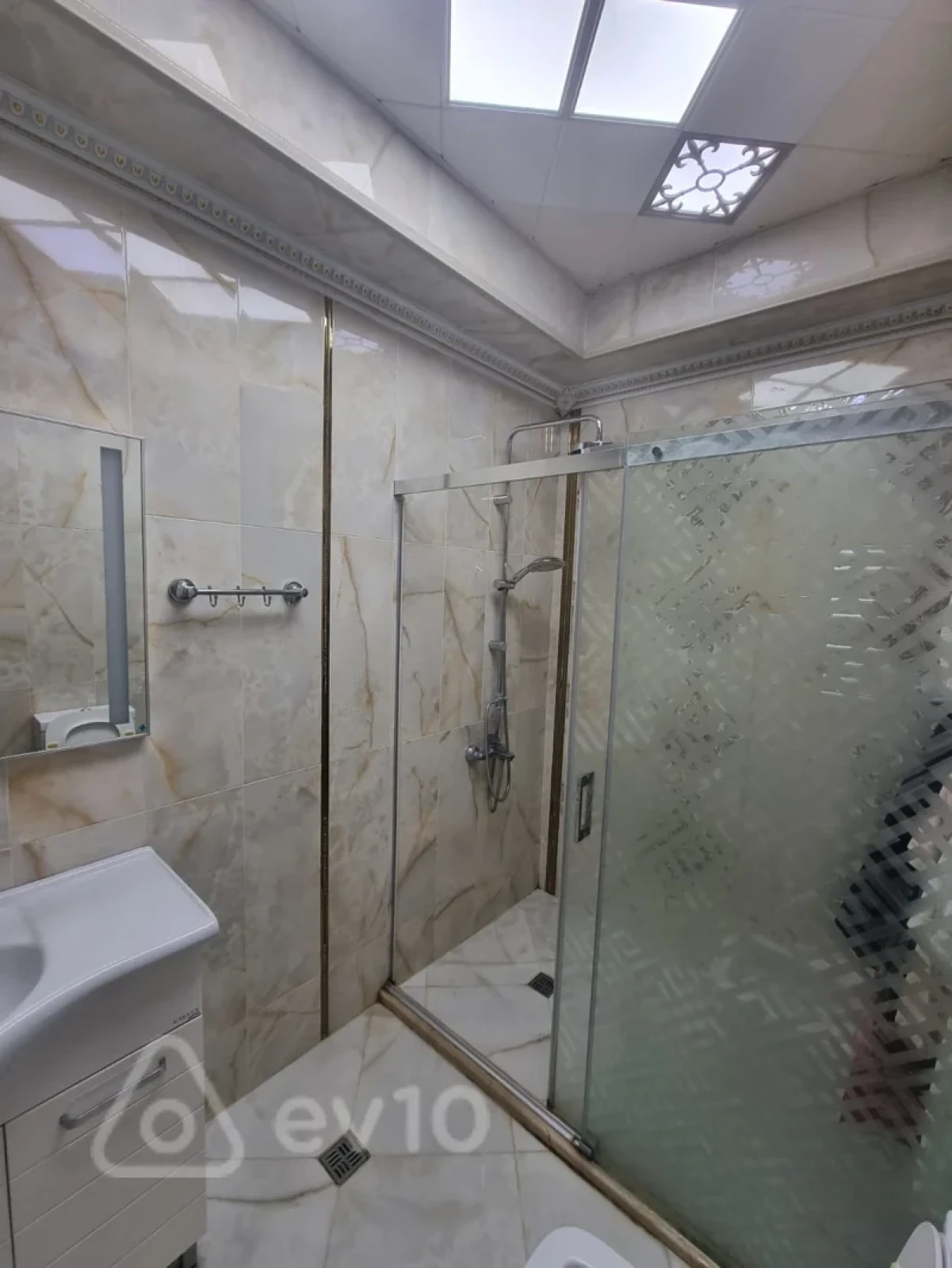 Kirayə verilir 4 otaqlı yeni tikili 135 m²