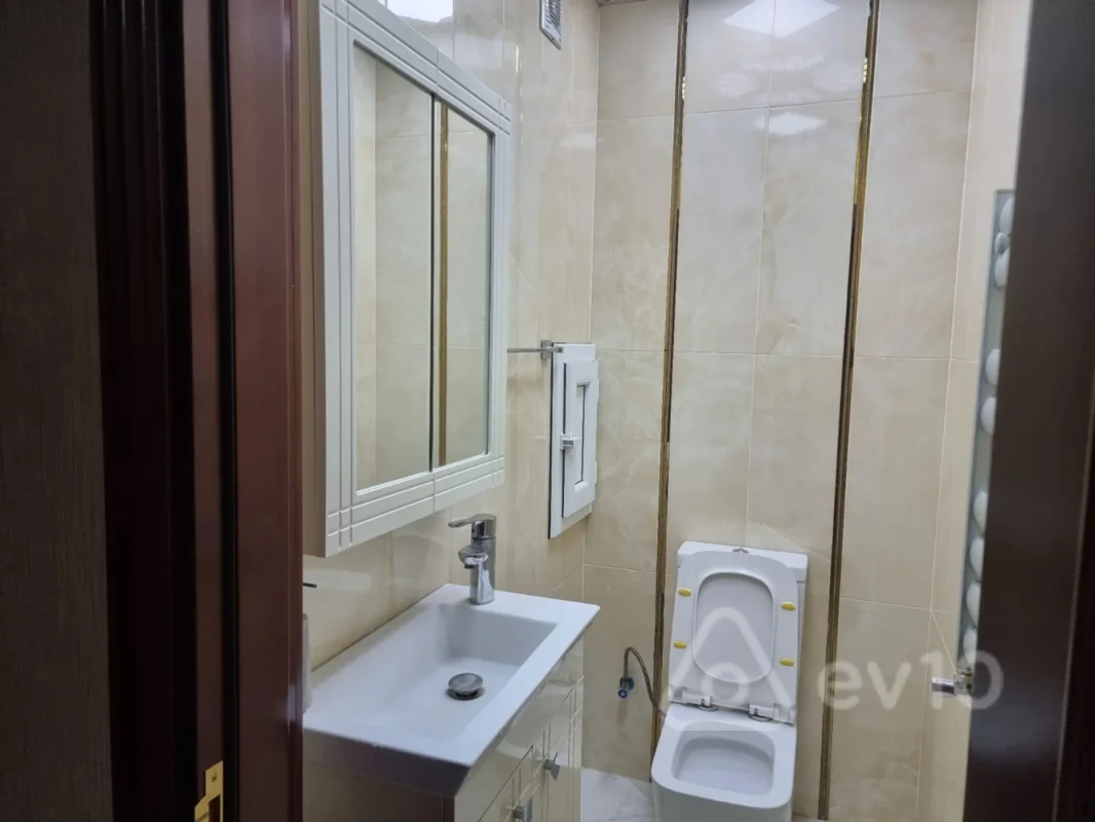 Kirayə verilir 4 otaqlı yeni tikili 135 m²