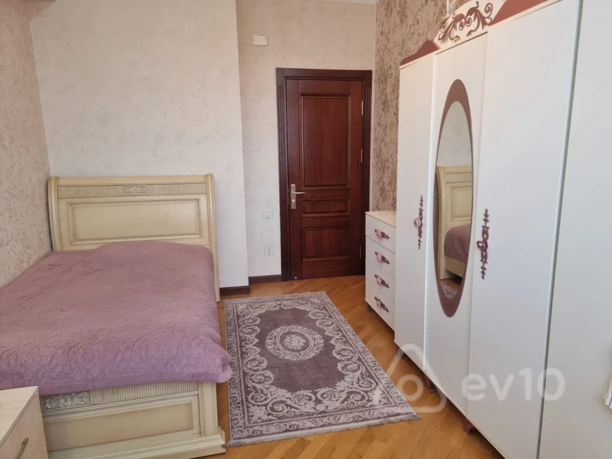 Kirayə verilir 4 otaqlı yeni tikili 135 m²
