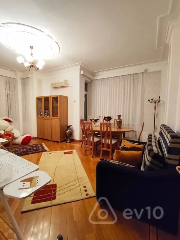 Kirayə verilir 4 otaqlı yeni tikili 220 m²