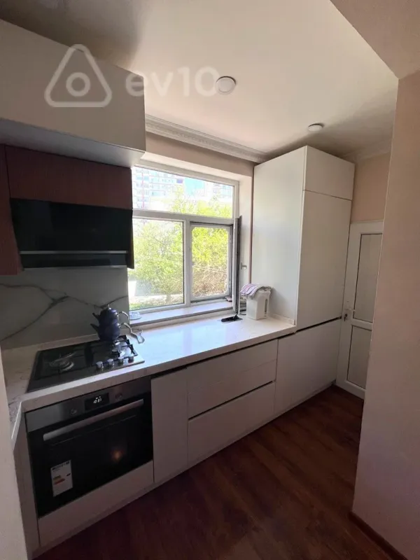 Satılır 3 otaqlı köhnə tikili 90 m²