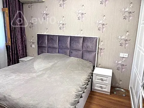 Satılır 3 otaqlı köhnə tikili 90 m²