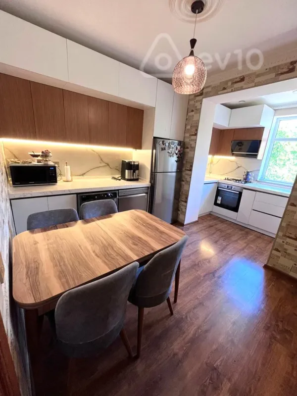 Satılır 3 otaqlı köhnə tikili 90 m²