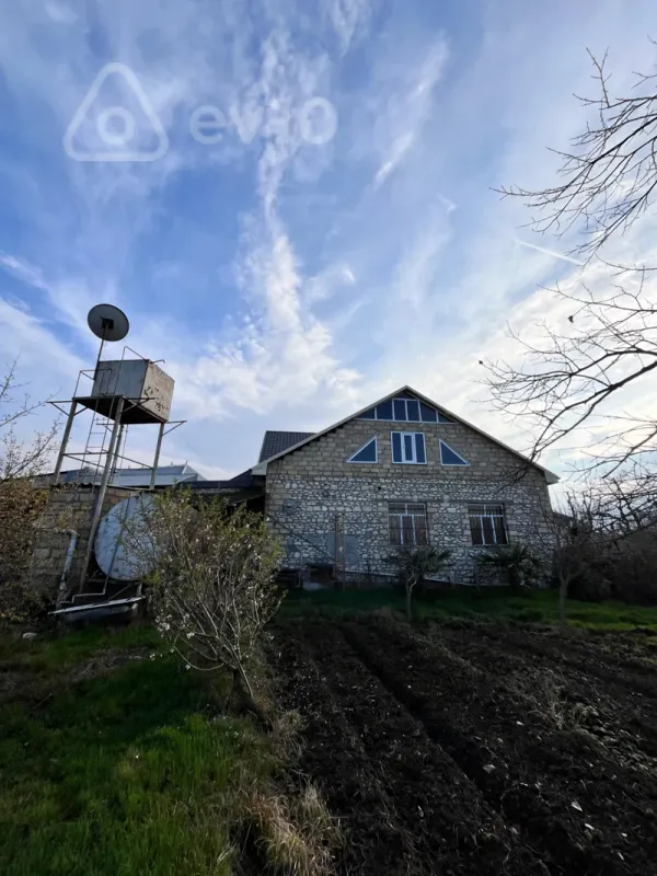 Satılır 4 otaqlı köhnə tikili 150 m²