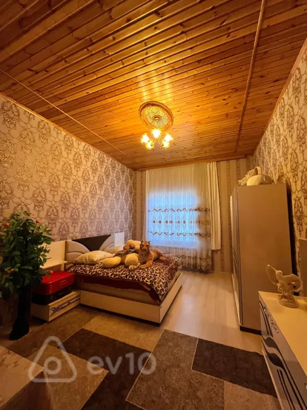 Satılır 4 otaqlı köhnə tikili 150 m²