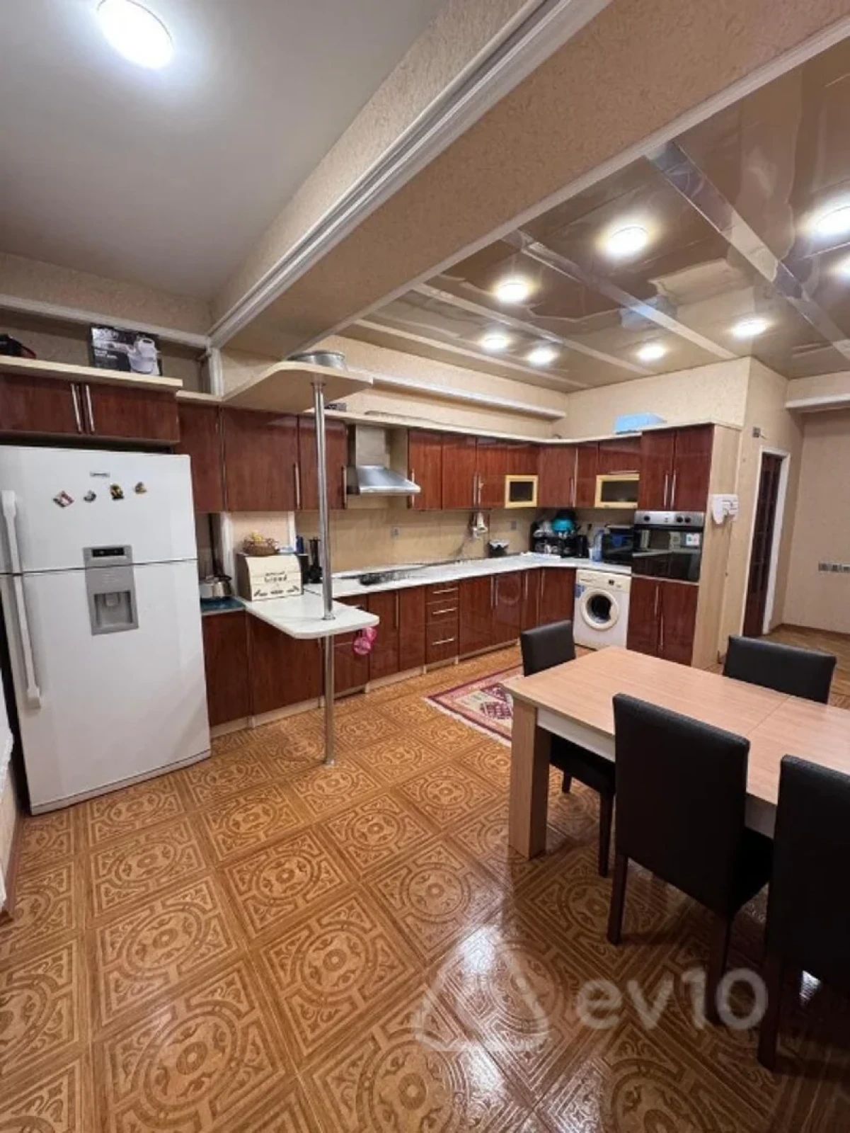 Kirayə verilir 3 otaqlı yeni tikili 140 m²