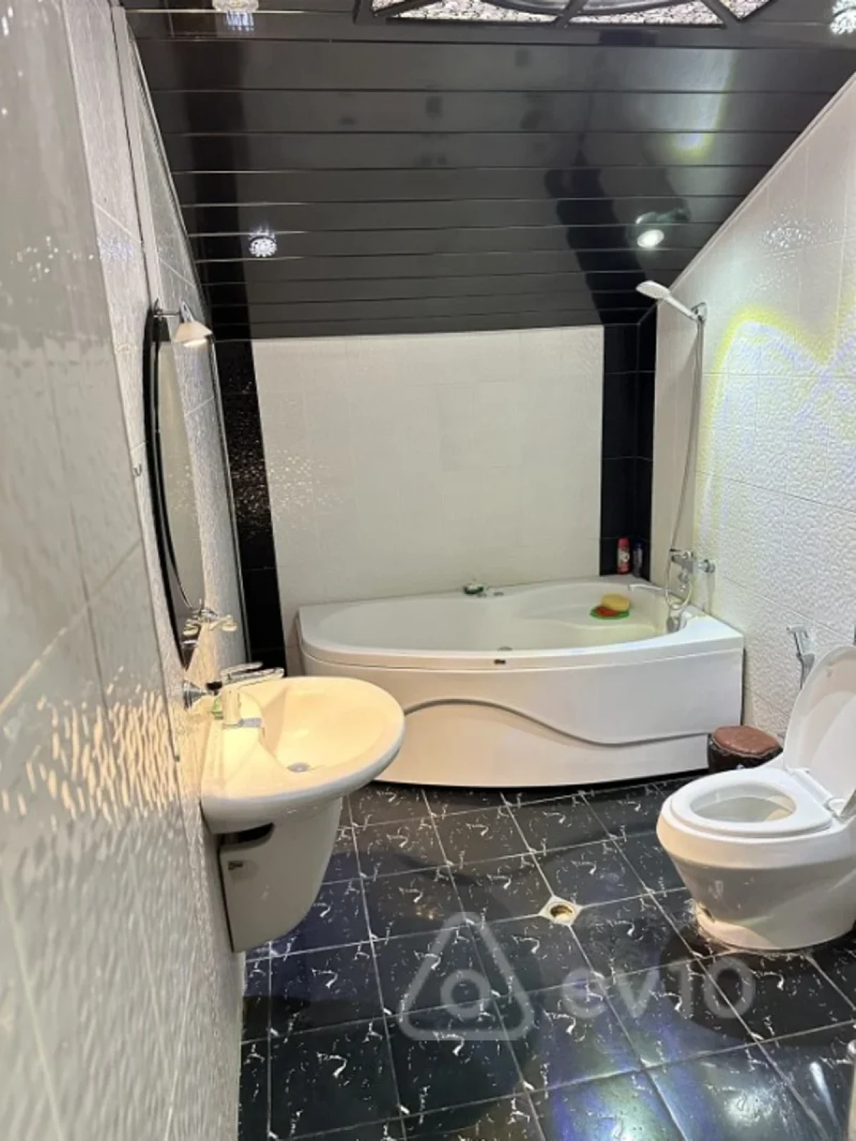 Kirayə verilir 4 otaqlı yeni tikili 230 m²