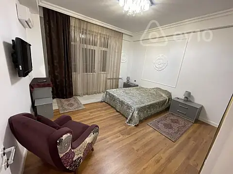 Kirayə verilir 4 otaqlı yeni tikili 140 m²