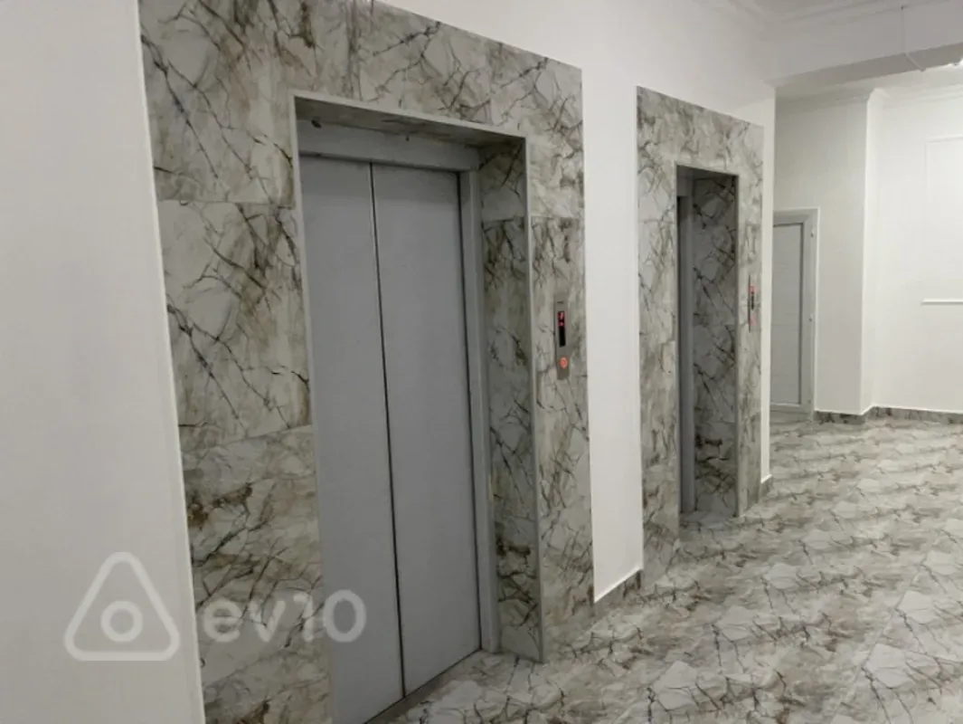 Kirayə verilir 4 otaqlı yeni tikili 140 m²
