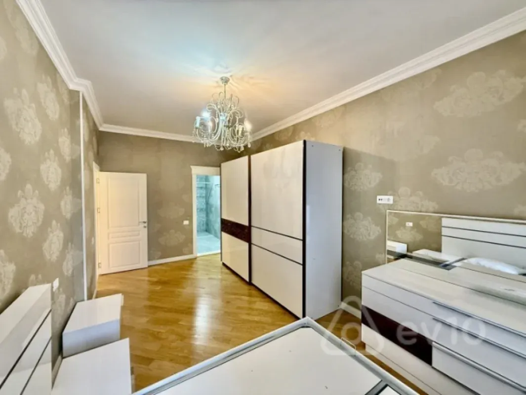 Kirayə verilir 4 otaqlı yeni tikili 180 m²