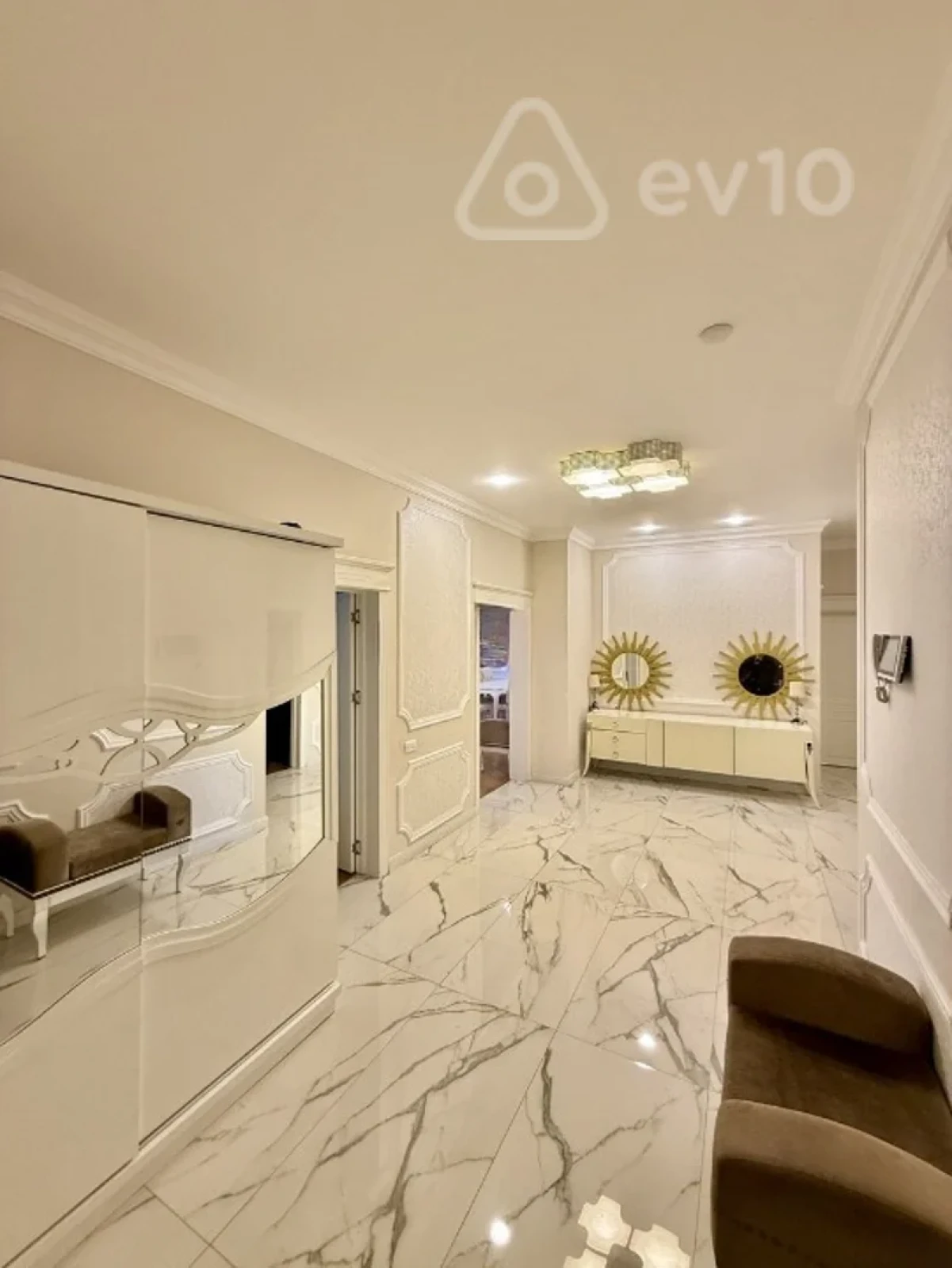 Kirayə verilir 4 otaqlı yeni tikili 180 m²