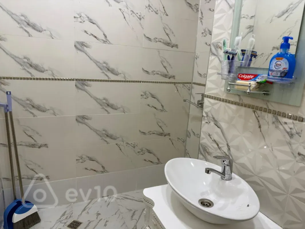 Kirayə verilir 2 otaqlı yeni tikili 75 m²
