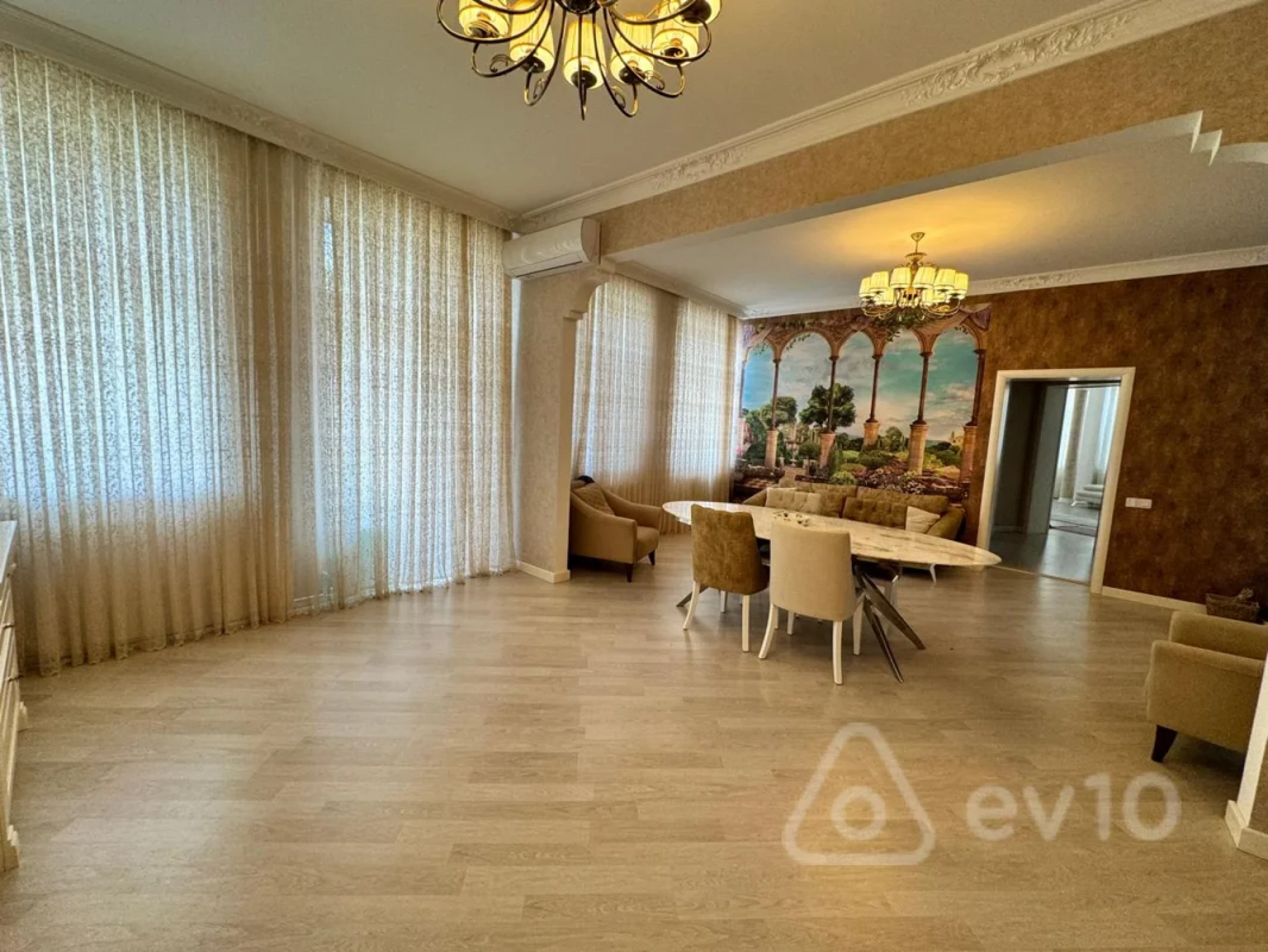 Kirayə verilir 4 otaqlı köhnə tikili 190 m²