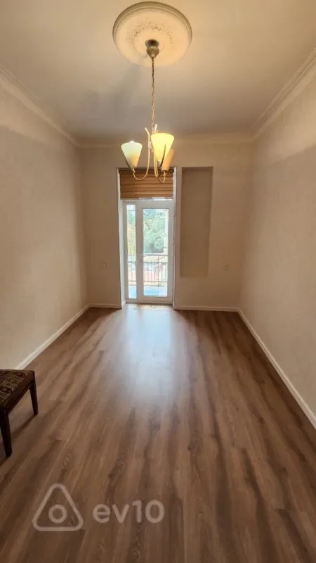 Satılır 2 otaqlı köhnə tikili 55 m²