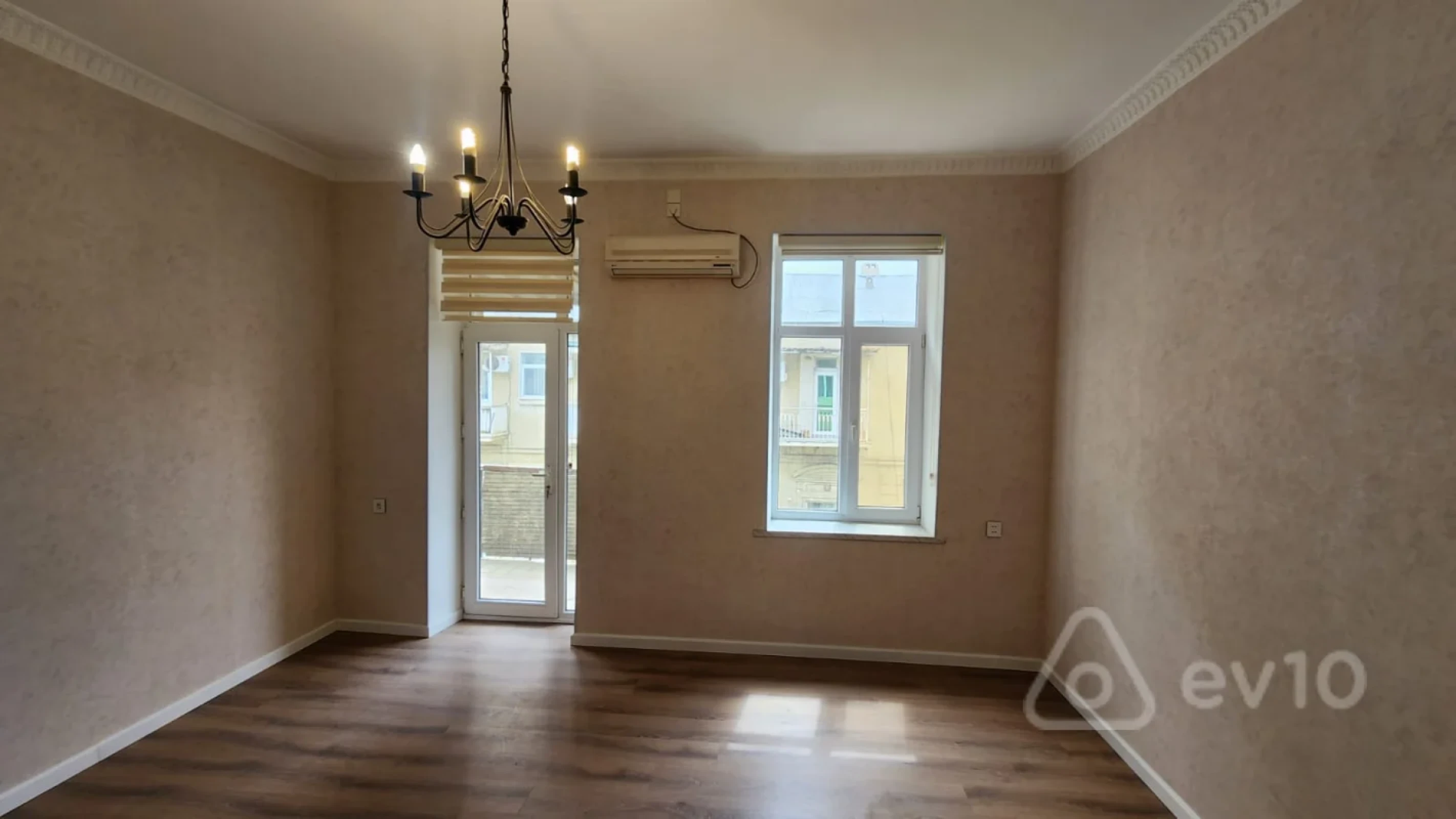 Satılır 2 otaqlı köhnə tikili 55 m²