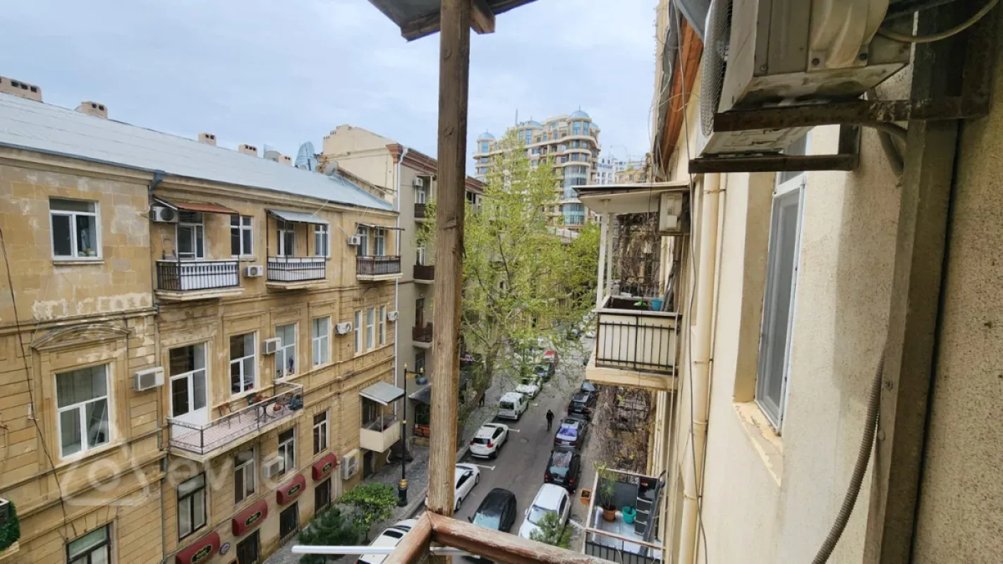 Satılır 2 otaqlı köhnə tikili 55 m²