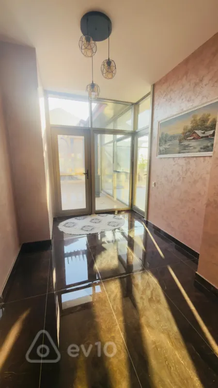 Kirayə verilir 3 otaqlı yeni tikili 400 m²