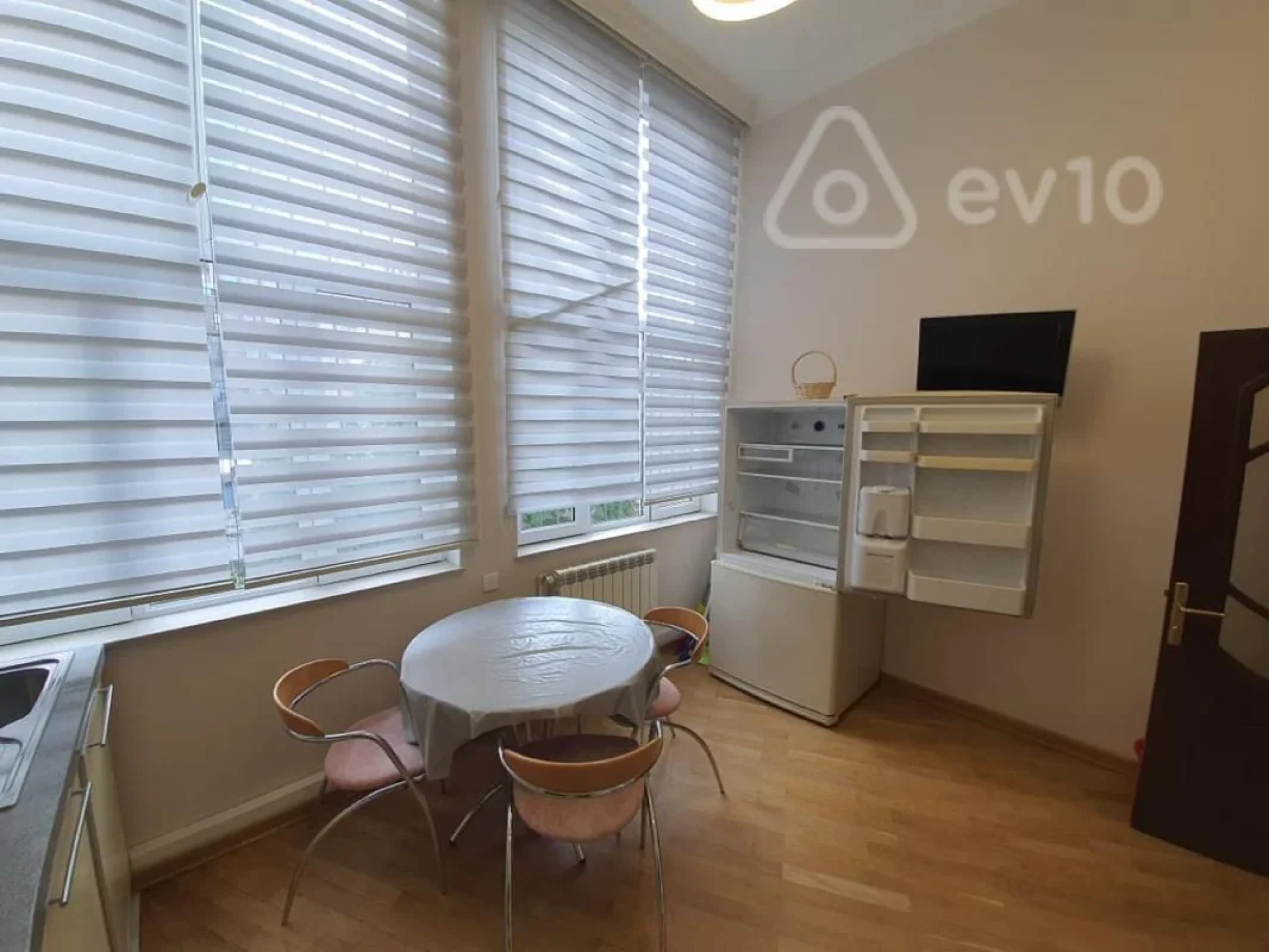 Kirayə verilir 4 otaqlı köhnə tikili 200 m²