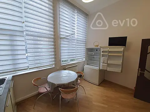 Kirayə verilir 4 otaqlı köhnə tikili 200 m²