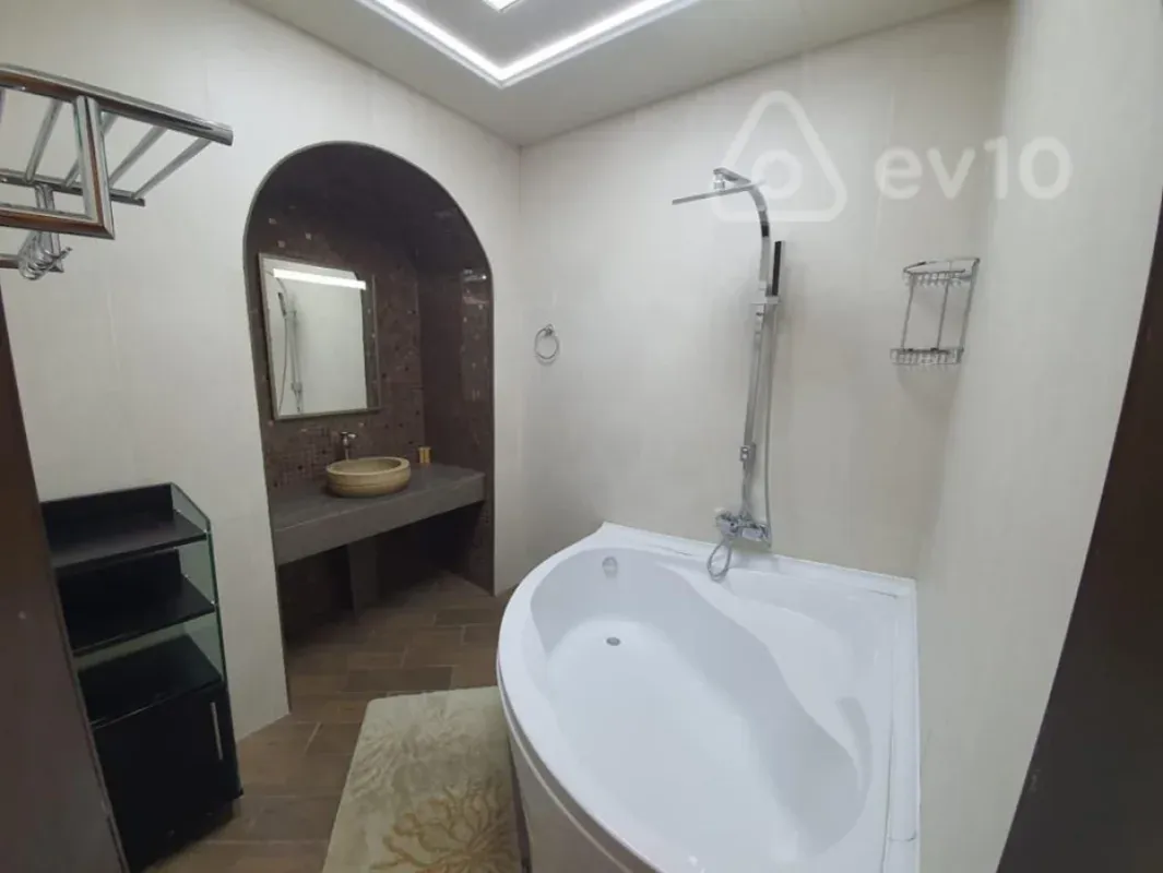 Kirayə verilir 4 otaqlı köhnə tikili 200 m²