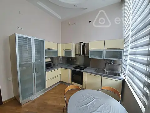 Kirayə verilir 4 otaqlı köhnə tikili 200 m²