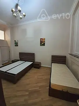 Kirayə verilir 4 otaqlı köhnə tikili 200 m²